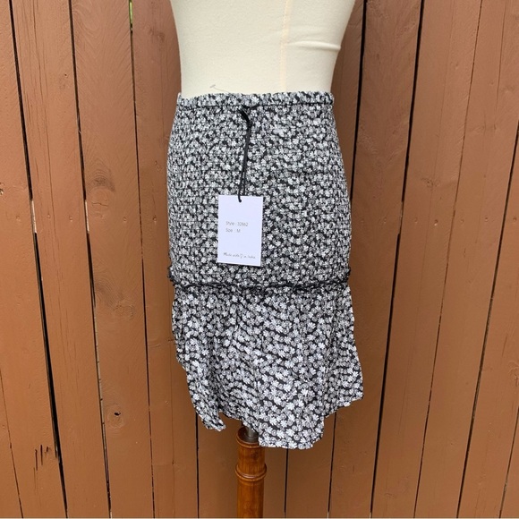 Japna | Black and White Floral Skirt NWT Size Medium - Picture 9 of 12